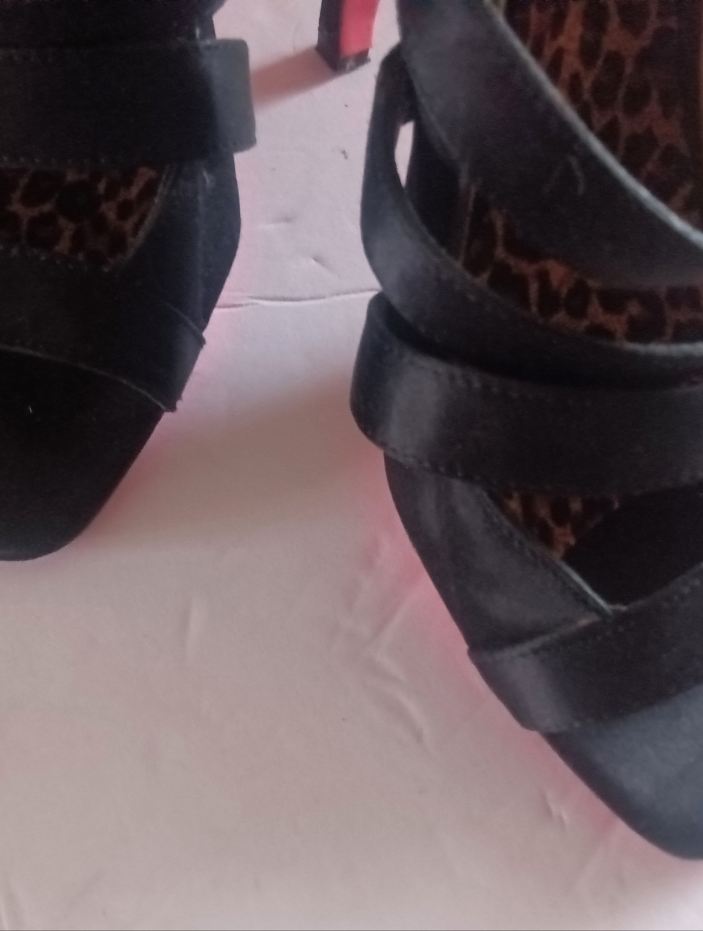 Betsey Johnson  Black Satin Strappy Heels Signature Pink Insoles Side Bow Size 8 - Picture 4 of 9